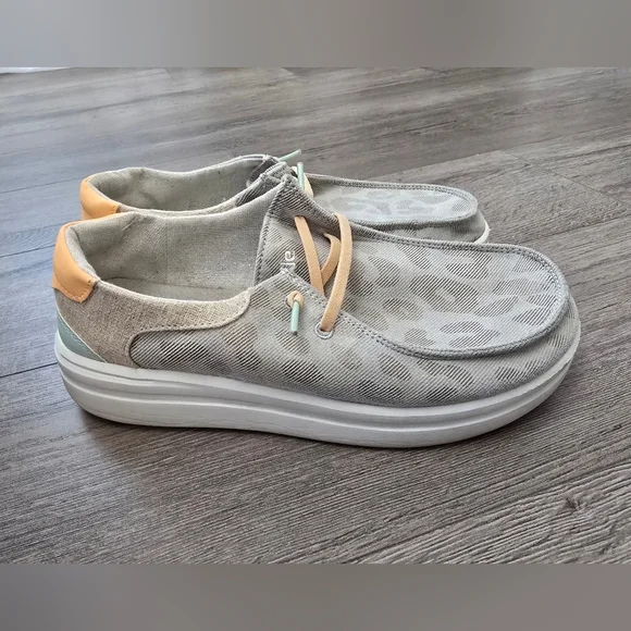 Hey Dude Wendy Rise Leopard Azure Women Size 6 Lightweight Travel Summer - Picture 2 of 9